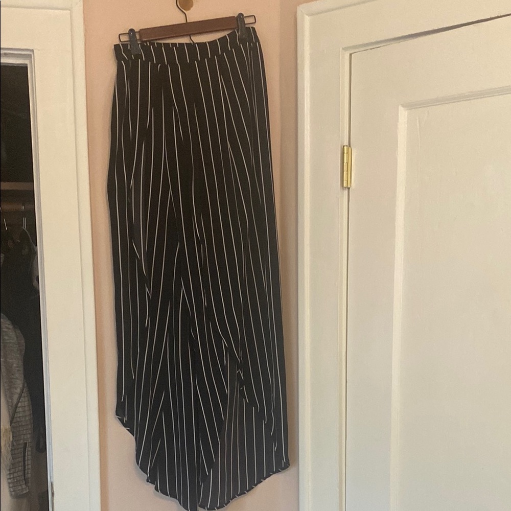 BLACK AND WHITE PINSTRIPED WIDE LEGGED PANTS